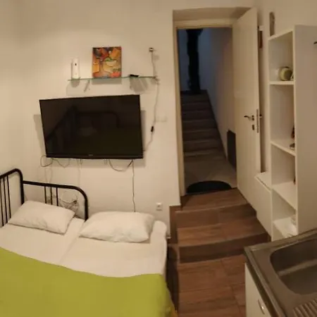 Garden Living Room, Cozy Apartment *