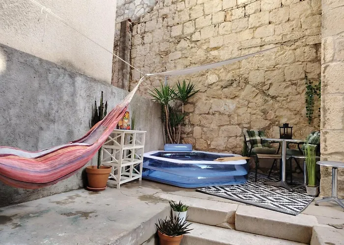 Garden Living Room, Cozy Split